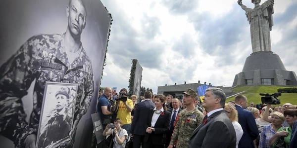 У Києві відкрили вражаючу фотовиставку про зв'язок поколінь захисників України [відео]