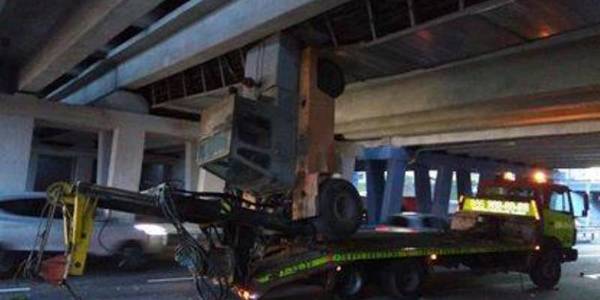 Курйозну аварію під мостом станції «Лівобережна» прокоментували експерти