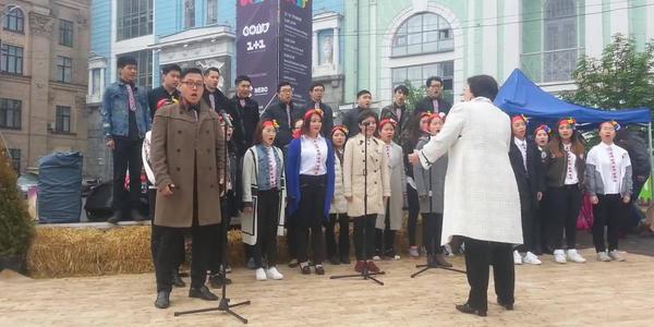 Китайці, що співають гімн Києва, підкорили соцмережі [відео]