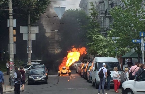 У центрі столиці згорів квадроцикл, врізавшись у BMW [фото]
