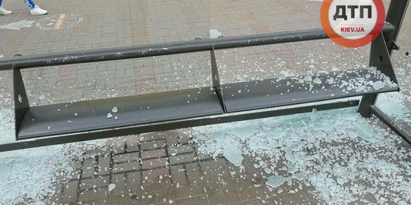 Вандали нищать зупинки громадського транспорту [фото]