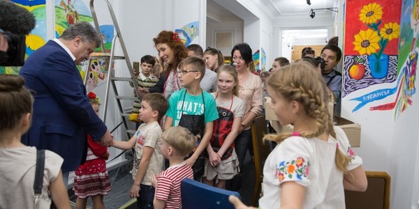 В будівлі Адміністрації Президента готуються до виставки дитячих малюнків [фото, відео]