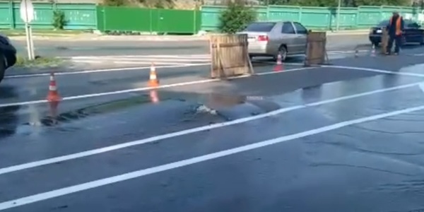 На Печерську чергова аварія: з-під асфальту фонтанує вода [відео] 