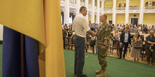  Кличко вручив 50 сертифікатів на квартири військовим АТО