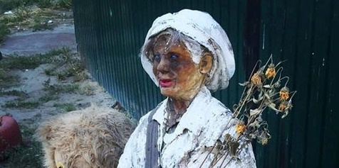 Один з Дарницьких дворів лякає мешканців моторошною «скульптурою»