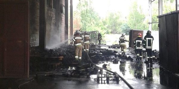 Рятувальники ліквідували масштабну пожежу на складі