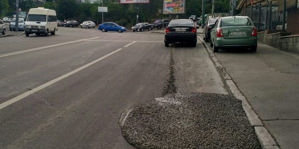 Вантажівки продовжують нищити столичні дороги