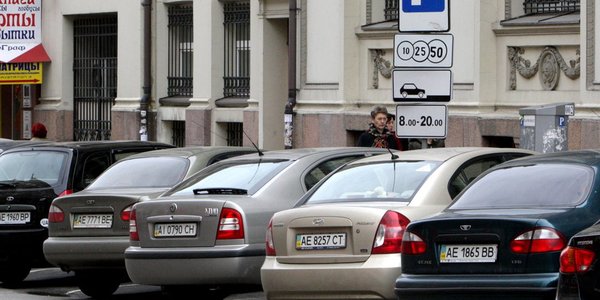 Пройшло тестування столичних парковок: як працюють паркувальники та що думають водії?