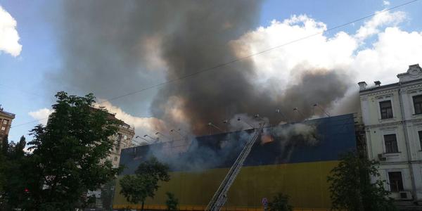 Пожежа на Хрещатику: перехожі не сумніваються у причинах [фото, відео]