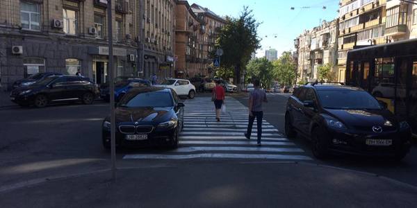 Автохами заблокували пішохідний перехід