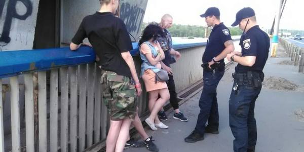 Злодюжки знову намагались розібрати герб Києва на Московському мосту