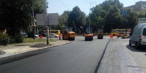 Дорожники звітують про ударні темпи заміни асфальту в столиці