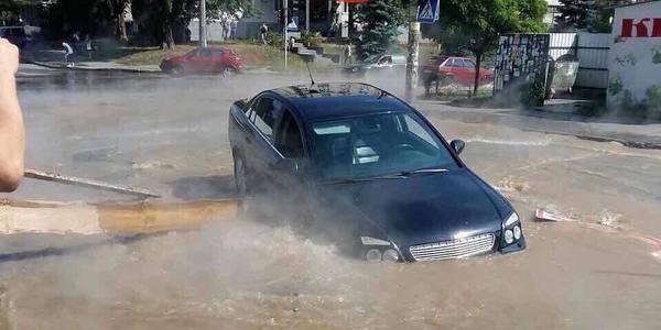 Пригода із тепломережею: жінка-водій з немовлям насилу врятувалися