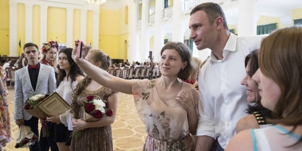 Кличко нагородив молодих науковців та громадських діячів