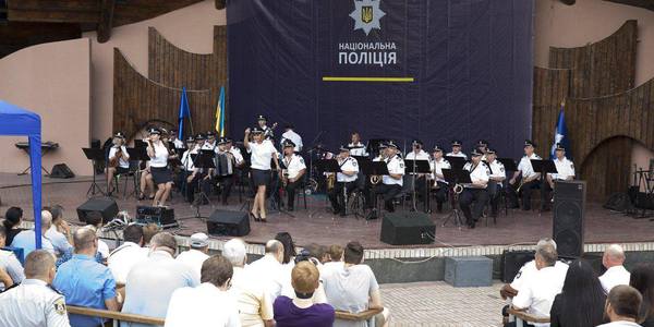 Поліцейські під дощем виконали «Оду радості» [відео]