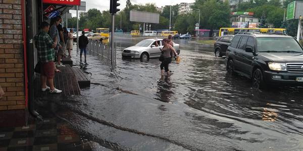 Мешканці столиці пожалілись на «потоп» на Лівобережці