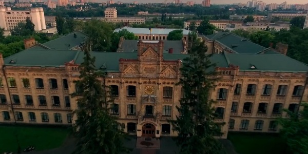 Київський Хогвартс показали з висоти пташиного польоту [відео]
