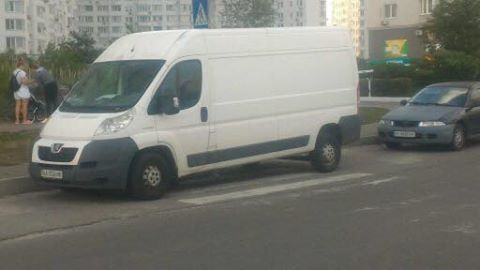 Велосипедист збив бабусю через чергового автохама