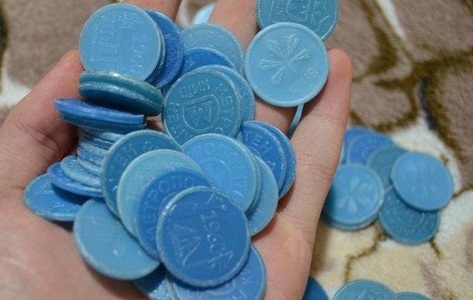 Пасажири станції метро "Вокзальна" - фанати жетонів