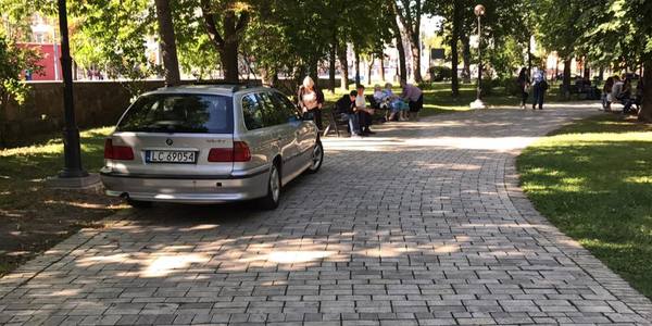 Автохам з єврономерами припаркував авто посеред центрального парку столиці