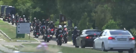 Колона мотоциклістів попрощалась з трагічно загиблим у ДТП байкером [відео]