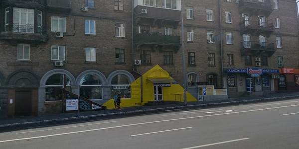 Кияни «почубилися» в мережі через незвичне оформлення фасаду будинку 