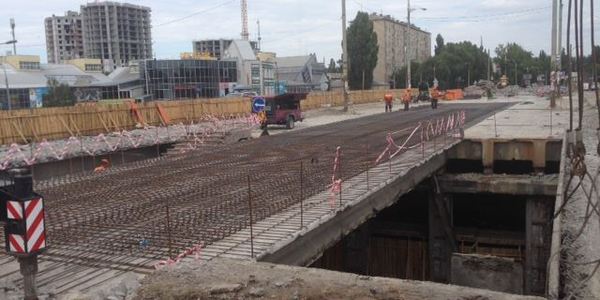 На Відрадному триває оновлення шляхопроводу