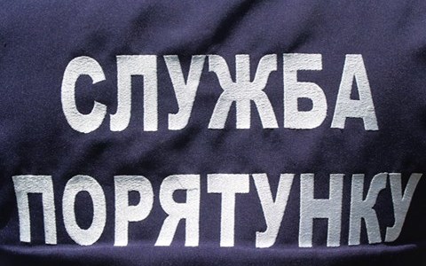 На Троєщині чоловіка витягнули з недіючого фонтана