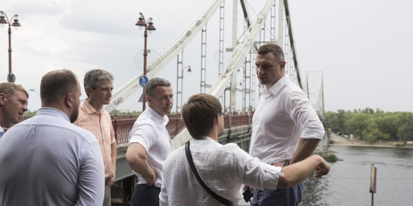 Кличко проінспектував ремонт пішохідного мосту