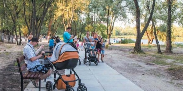 Біля озера на Троєщині облаштували зону відпочинку
