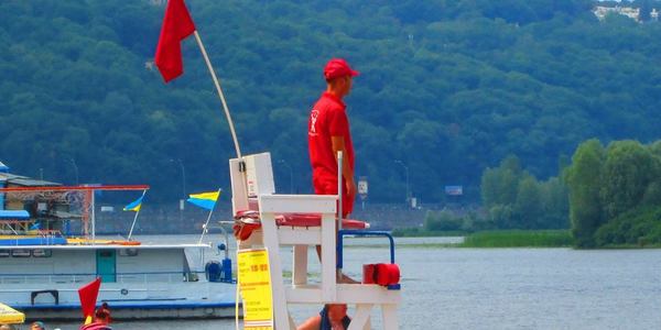 Пляжі Києва під червоним прапором