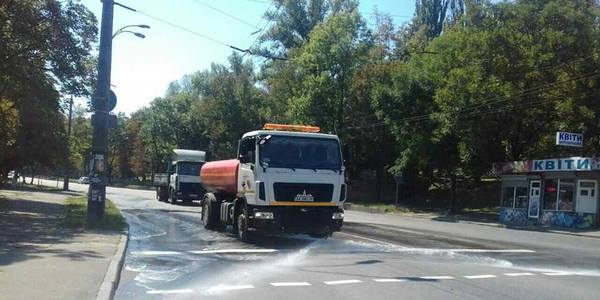 Столичні комунальники посилено поливають дороги водою