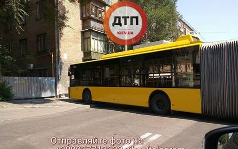 На Сирці тролейбус в’їхав в будинок та перекрив дорогу