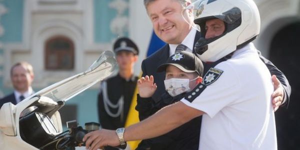Чотирирічний поліцейський і вітання від Президента