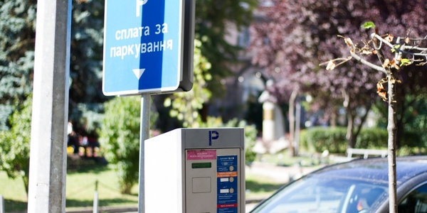 Без готівки і безплатно у вихідні: у Києві паркувальна революція [відео]