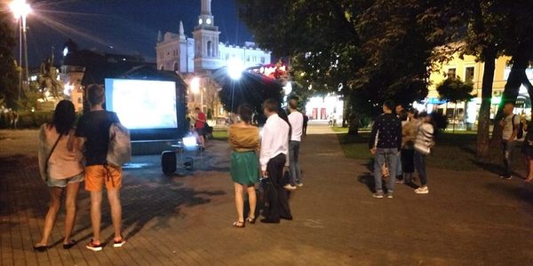 Громадські активісти влаштували кінопокази на Контрактовій площі