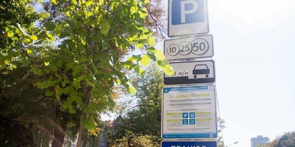 Реформовані парковки Києва продовжують «виправлятись»