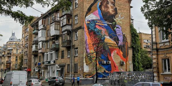 На Подолі з’явився велетенський ведмідь-філософ