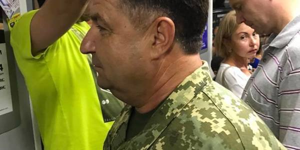 Як міністр на парад на метро добирався
