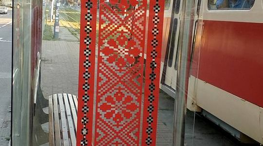 Столичні скляні «зупинки-солярії» прикрашають вишиванками