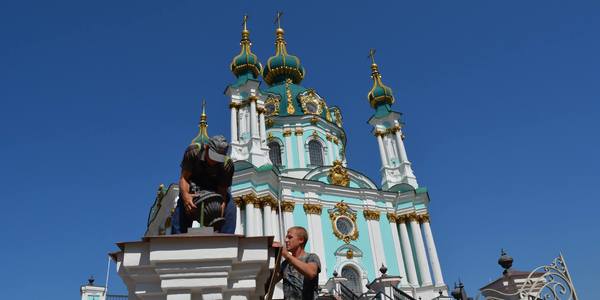 «Реанімація» з реконструкцією: до Дня Незалежності відкриється оглядовий майданчик біля Андріївської церкви