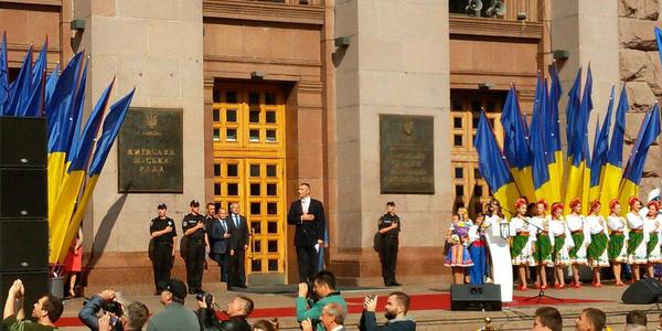 Кличко підняв Державний Прапор біля мерії