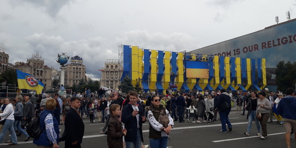 Парад без офіціозу: на Хрещатику хода нескорених [відео]
