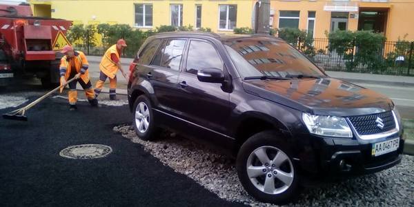 Комунальники мало не «заасфальтували» чергового столичного автохама