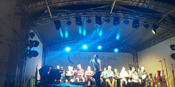 Барабани на Поштовій нагадали киянам про Крим [відео]