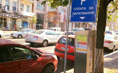 Паркувальна революція в дії: у Києві звільнили працівників, які вимагали у водіїв готівку 