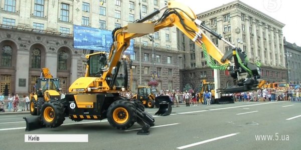 Навпроти мерії ковшами екскаваторів відкривали скляні пляшки [відео]