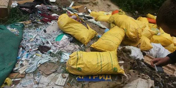 Під Києвом знайшли небезпечне звалище медичних відходів