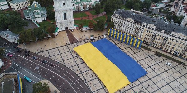 На Софійській площі розгорнули найбільший прапор України