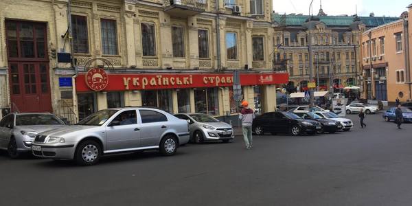 У центрі помітили підпільних паркувальників, що далі вимагають гроші